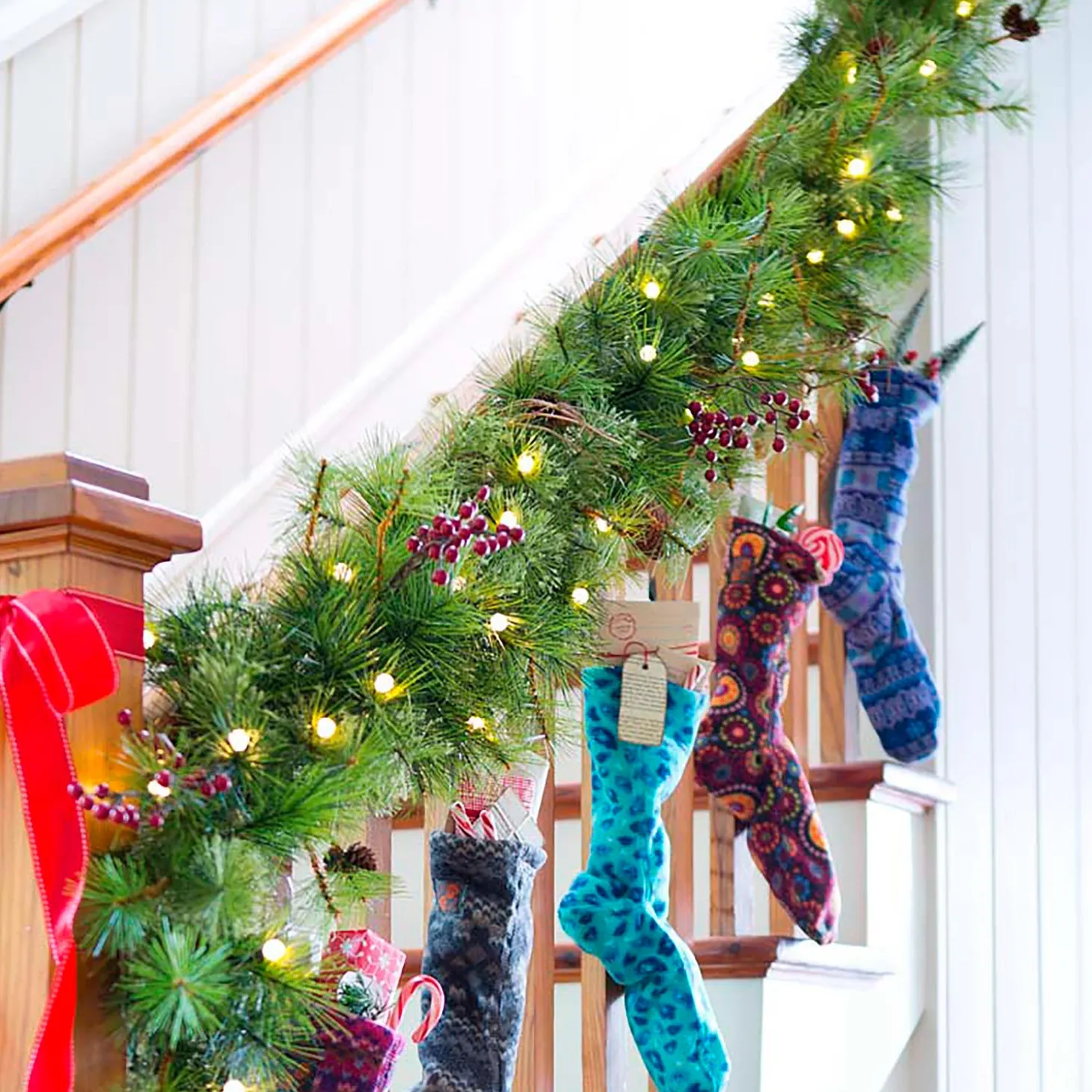 Lighted Trees & Garlands>Plow & Hearth Indoor/Outdoor Blue Ridge Garland with Battery-Operated Dual-Function Lights