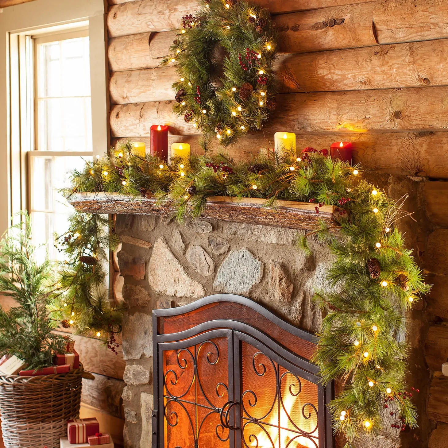 Lighted Trees & Garlands>Plow & Hearth Indoor/Outdoor Blue Ridge Garland with Battery-Operated Dual-Function Lights