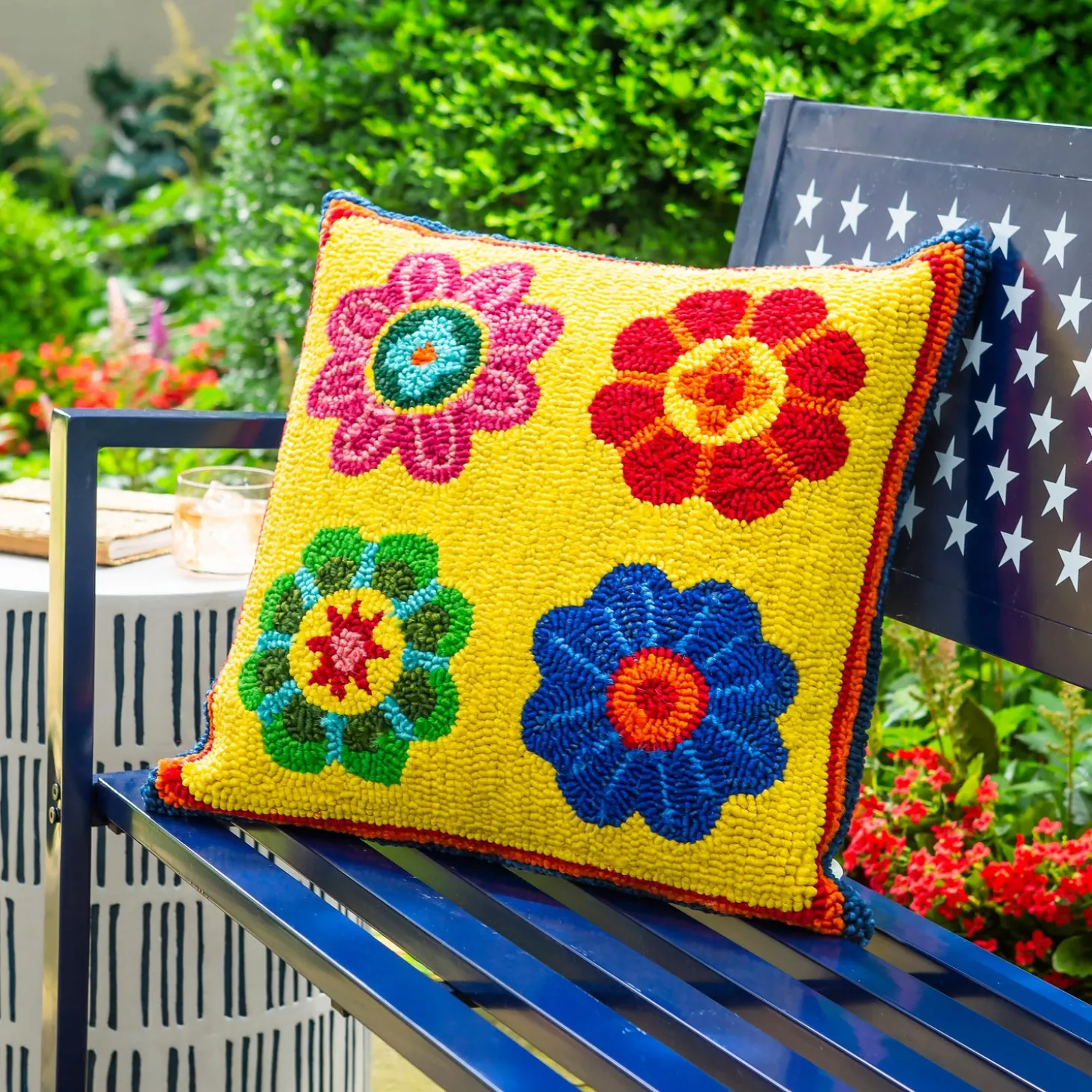 Outdoor Throw Pillows | Decorative Pillows>Plow & Hearth Indoor/Outdoor Palermo Floral Hooked Polypropylene Throw Pillow