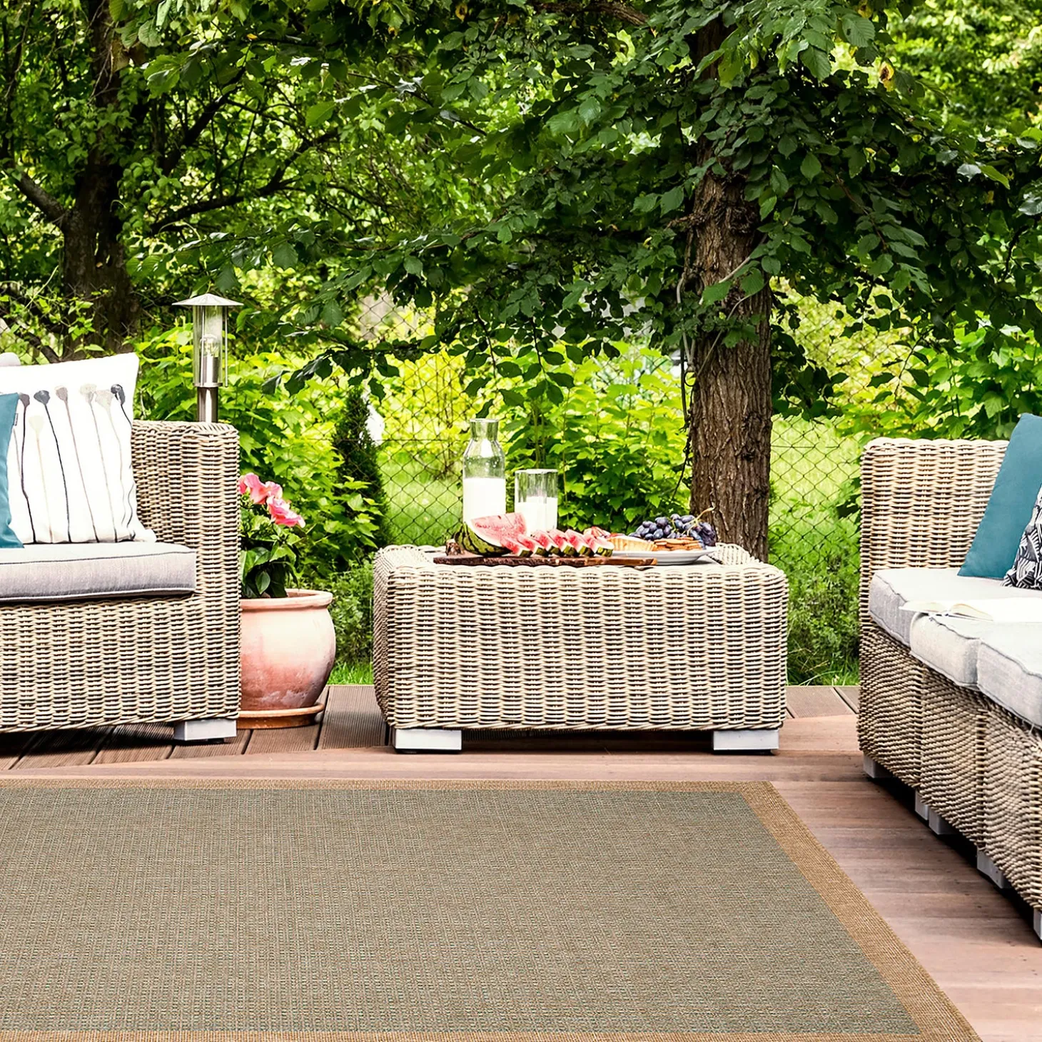 Area Rugs>Plow & Hearth Indoor/Outdoor Toulouse Border Print Rug, 7'10" x 9'10"