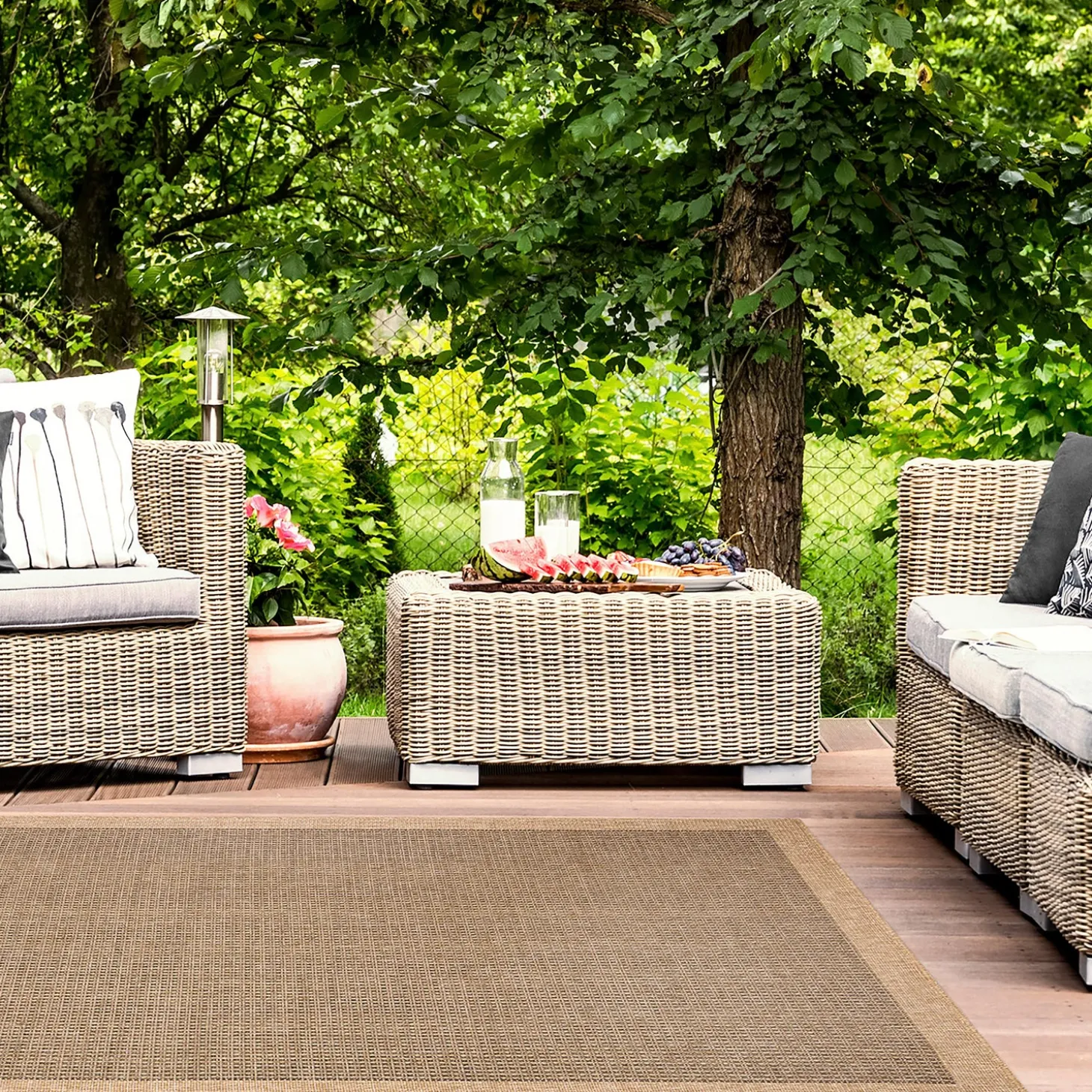 Area Rugs>Plow & Hearth Indoor/Outdoor Toulouse Border Print Rug, 6'6" x 9'4"